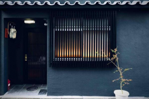 京都駅から300ｍ　京庭が見える信楽焼風呂　最大9人　枯山水庭園